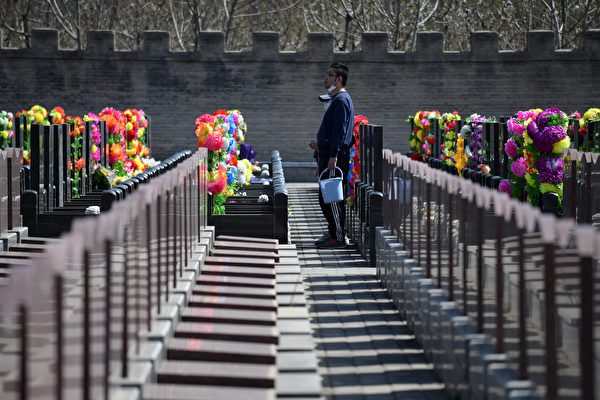 2021年4月4日清明节期间,北京市民在墓地献花祭祀亲人。(法新社)