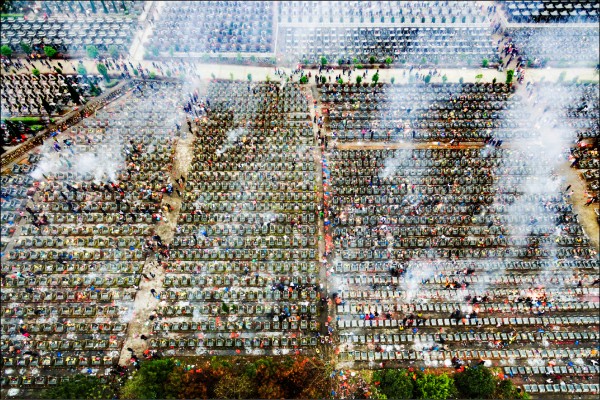 2016年4月4日清明节当天,江西省抚州市一处公墓因民众大量焚烧冥纸导致当地雾霾严重。(互联网)