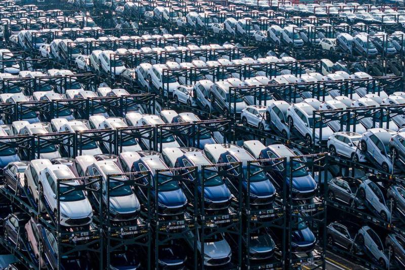 陈光炎指出,在澳大利亚汽车市场,中国的电动汽车已经取代了原本日本和韩国的市场份额。图为中国电动汽车比亚迪在苏州太仓港码头等待装船。(法新社)