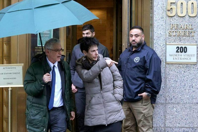 弗里德的父亲约瑟夫和母亲芭芭拉3月28日步出法庭。他们发布声明说,这一案件让他们心碎,他们要继续为儿子而战。两人都是美国斯坦福大学法学教授。(法新社)