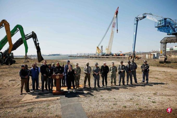 起重机抵达巴尔的摩 展开“艰巨任务”清除桥梁残片