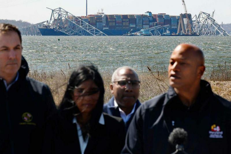 马里兰州州长摩尔(右)3月29日在新闻发布会上说,搜寻落水工人遗体为首要任务。(法新社)