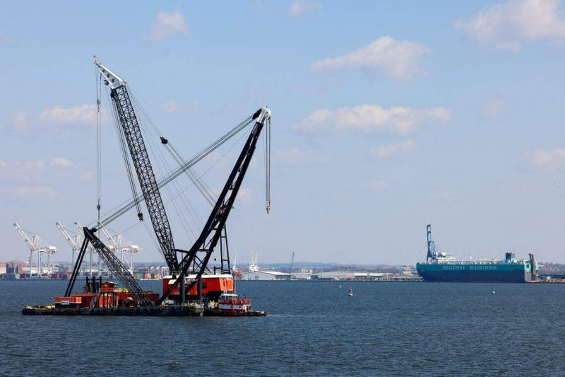 3月29日的照片显示,一台大型起重机在弗朗西斯·斯科特·基大桥附近候命。(路透社)