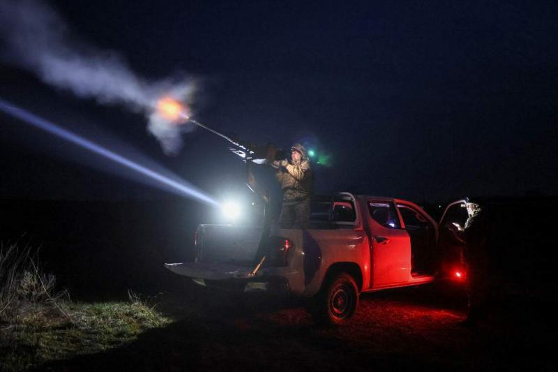 乌克兰反无人机机动空防单位的军人3月28日在乌克兰北部的切尔尼戈夫地区以机关枪射击目标。(路透社)