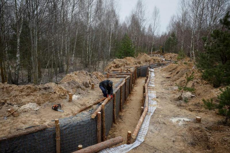 缺乏弹药的乌克兰正加强前线防御。一名乌克兰工人3月28日在靠近俄罗斯边境的切尔尼戈夫地区挖壕沟。(路透社)