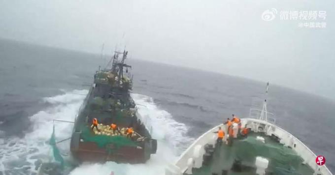 中国海警船在黄海被可疑渔船多次故意冲撞