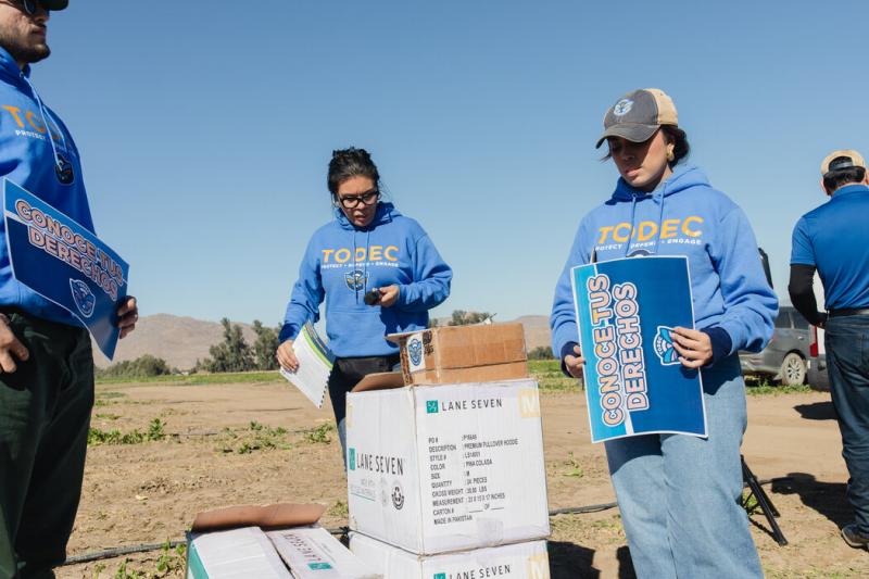 TODEC法律中心执行主任卢斯·加列戈斯(居中戴眼镜者)说:“我们不想制造更多恐惧,但我们希望他们做好一切准备。”该中心为南加州的移民农场工人提供建议。