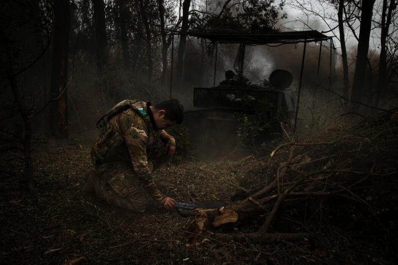上个月,乌克兰炮兵部队在该国东部顿巴斯地区向俄罗斯军队开火。随着乌克兰在战场上遭受损失,特朗普当选总统意味着乌克兰的回旋余地更小。
