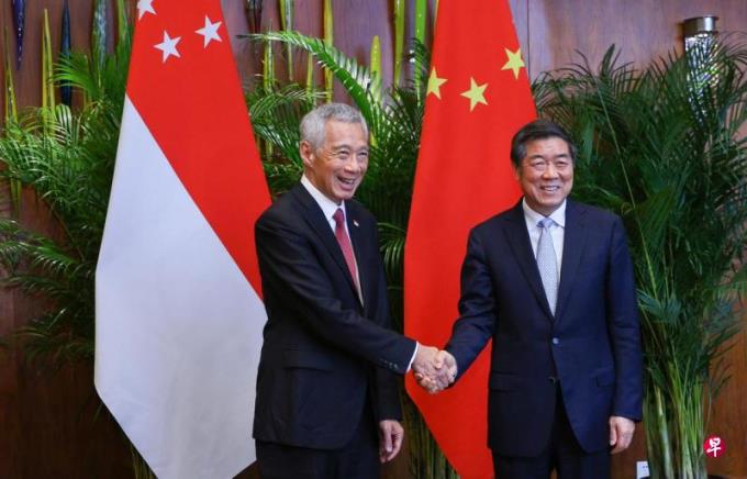 李资政与何立峰会面 赞同苏州工业园区是新中合作探路者