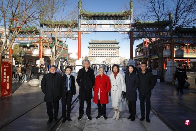 国务资政李显龙在北京参观小米车厂、逛前门大街