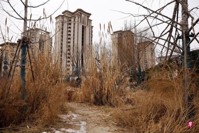 数百名恒大投资者在深圳有组织地低调抗议