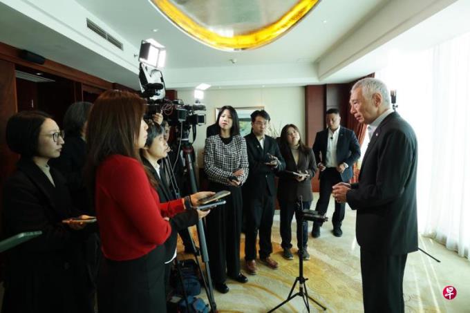 【视频】李显龙资政:全球战略局势紧张 新加坡要与各方为友