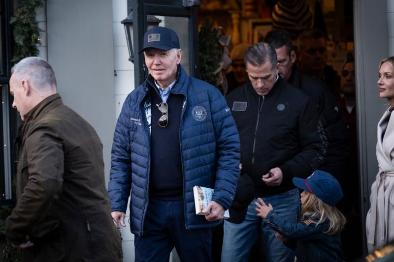 周五,美国总统乔·拜登与家人在马萨诸塞州南塔基特,他身后是亨特·拜登。