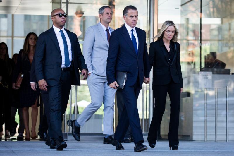 亨特·拜登今年9月承认了九项联邦税务指控,而在此之前,他曾在6月份因与枪支有关的重罪指控而被定罪。