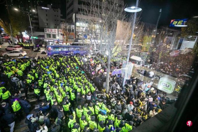 六小时戒严闹剧给韩国社会严重的动荡