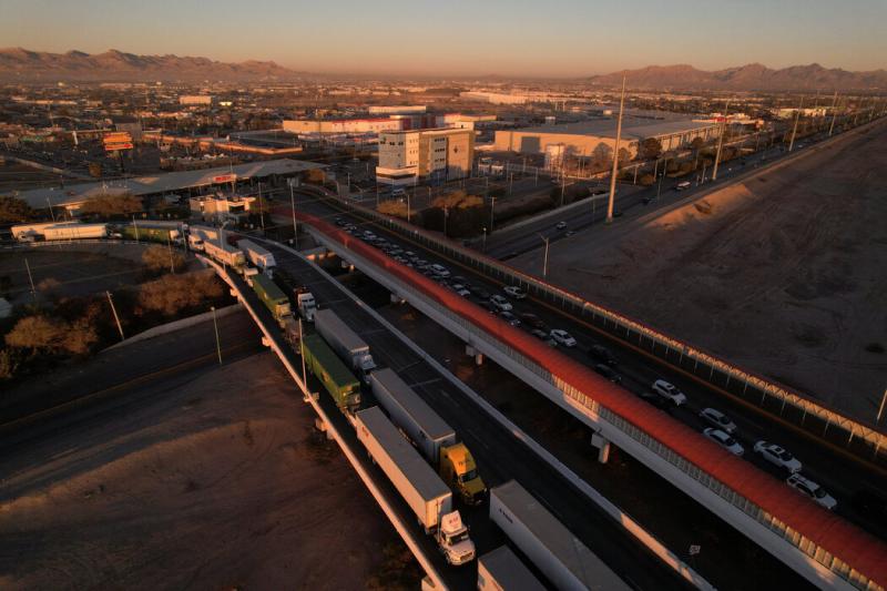 周二,墨西哥华雷斯城,等待过境进入美国的卡车。许多跨国生产商在北美三国之间建立了供应链。