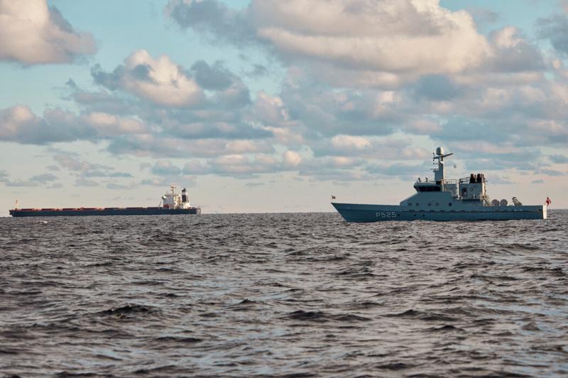 一艘悬挂中国国旗、名为伊鹏三号的散货船正受到丹麦海军巡逻舰的监视。