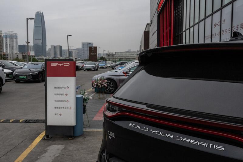 深圳的一家比亚迪经销店。这家电动汽车公司面临着中国汽车行业日益激烈的竞争压力。