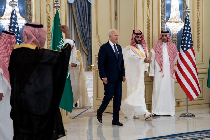 拜登总统最初因沙特阿拉伯侵犯人权而将其称为 “被排斥”的国家,但最终还是接受了沙特阿拉伯以石油为动力的影响力。2022年7月,他会见了王储兼首相穆罕默德·本·萨勒曼。