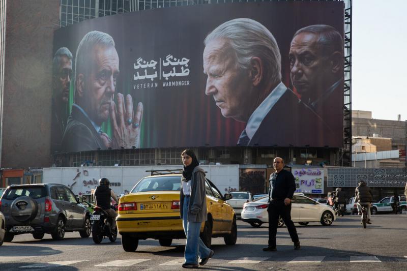 德黑兰的一块广告牌显示,拜登总统和以色列总理本雅明·内塔尼亚胡与伊朗总统马苏德·佩泽什金和武装部队总司令穆罕默德·巴盖里将军对峙。