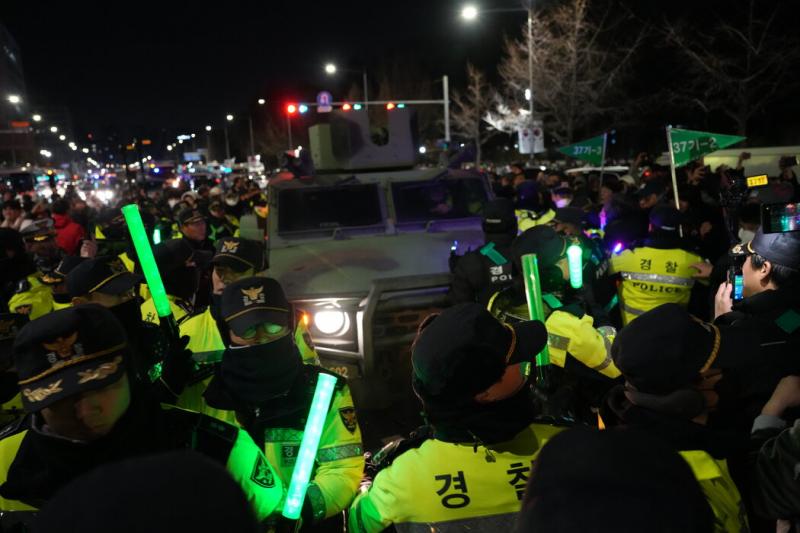 韩国总统尹锡悦宣布紧急戒严后,抗议者在首尔的国会大厦外阻挡一辆军车,摄于周三。