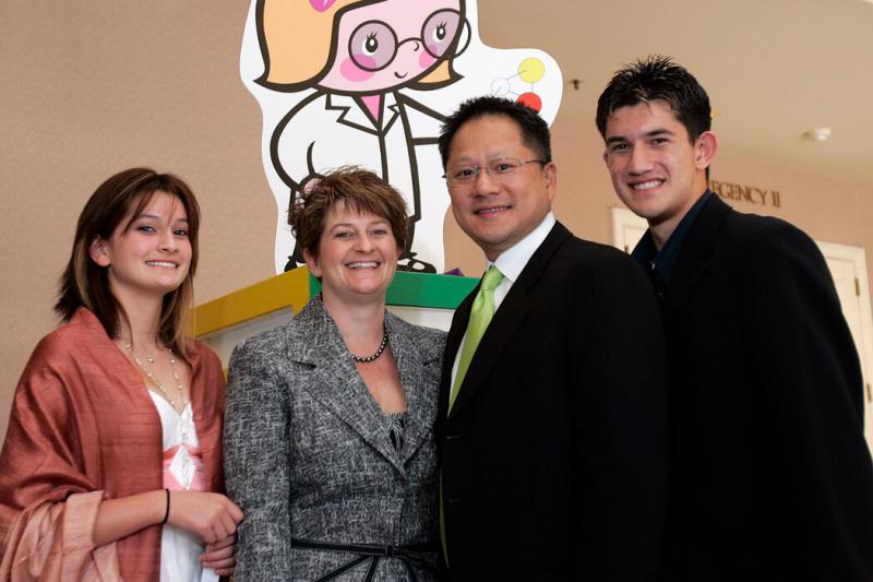 2007年,黄仁勋、妻子洛丽和他们的孩子。