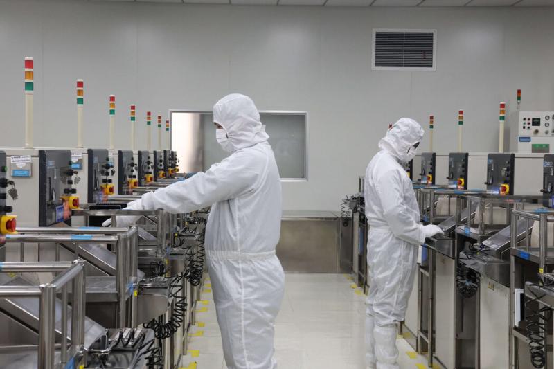 山东一家为汽车行业生产半导体的制造商的工人。
