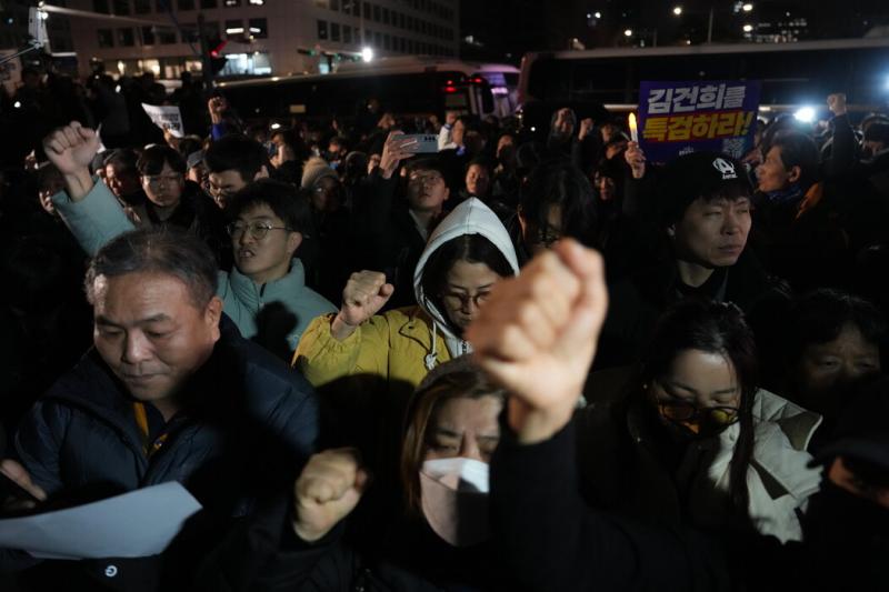 周二,聚集在韩国国会外的抗议人士。