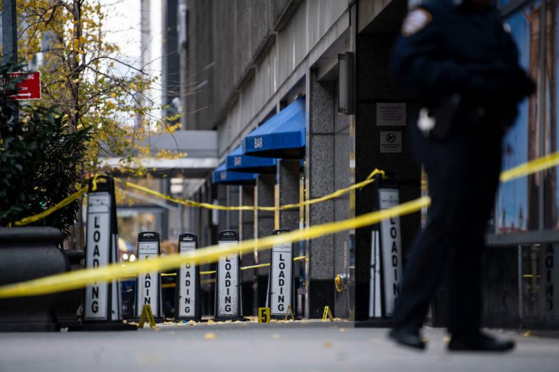 曼哈顿中城布莱恩·汤普森遇害现场标出了发现弹壳的位置。调查人员在一些弹道证物上发现了指纹。