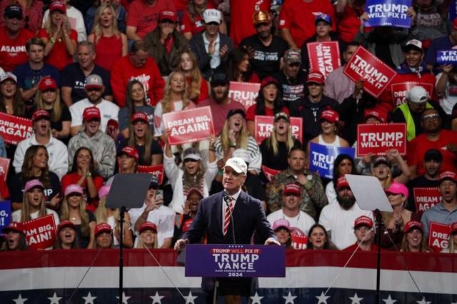 2024 年11 月3 日,前美国参议员戴维·珀杜出席在美国乔治亚州举行的特朗普总统竞选活动