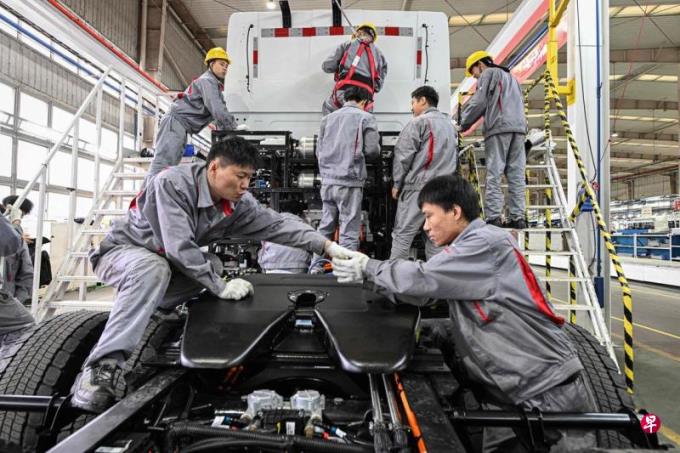 中国11月经济表现弱于预期拖累股市  分析:缓慢回升已难刺激市场