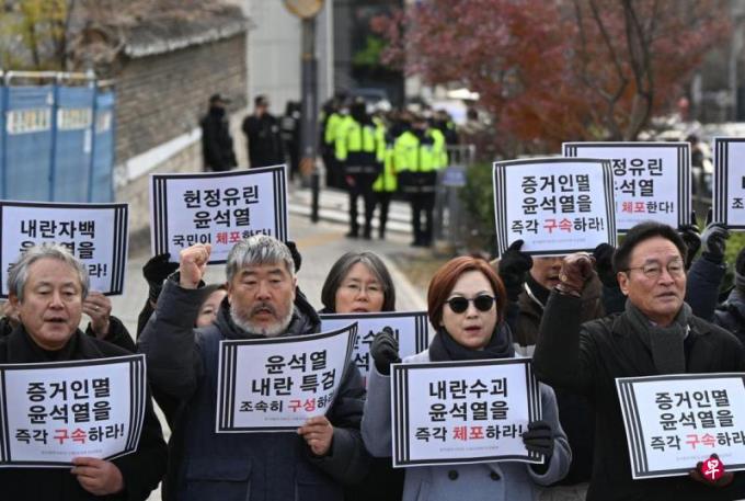 尹锡悦停职后首次发声:否认内乱罪 弹劾审判充满法律与政治角力