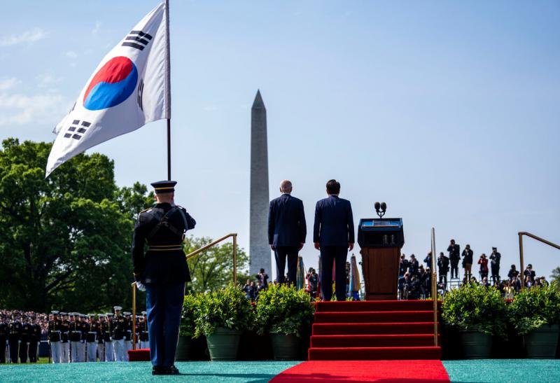 韩国总统尹锡悦和美国总统拜登,摄于前者去年访问华盛顿期间。