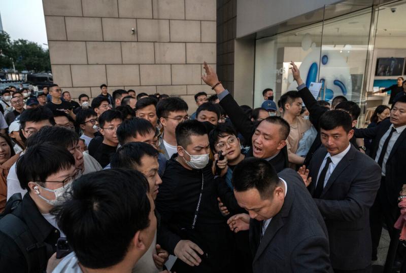 去年,人们在北京一家华为专卖店外排队购买Mate 60。能买到一款采用中国制造的最先进部件的手机,购物者都很兴奋。