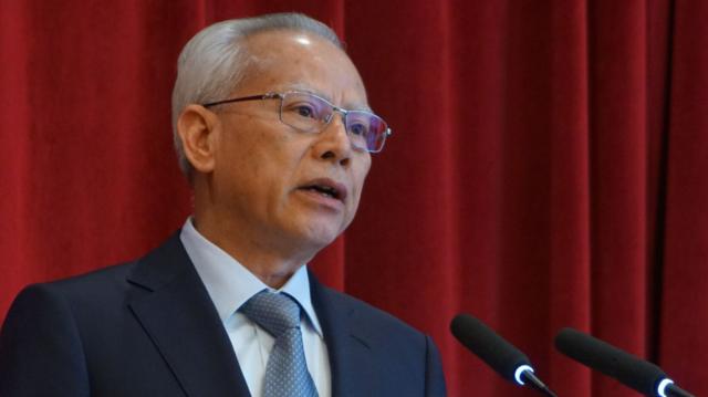 岑浩辉到北京接受特首任命后在澳门国际机场会见记者(中新社图片2/11/2024)