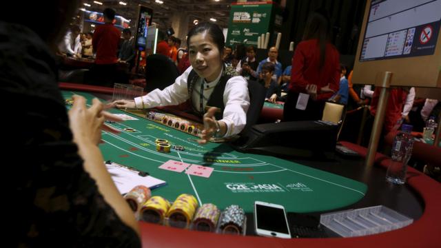 澳门金沙赌场一位女荷官在全亚洲庄荷大赛上作赛(2015年)