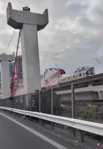 【图集】上海地铁11号线列车被倒塌塔吊砸中 车厢受损