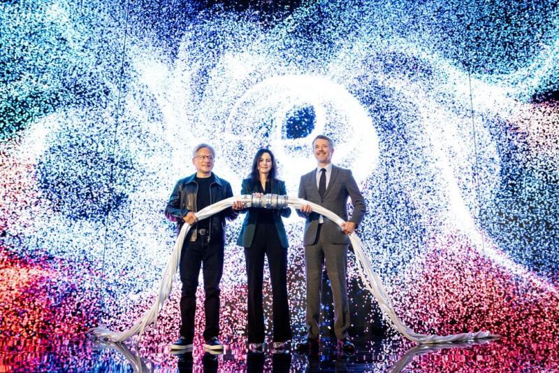 10月,黄仁勋与丹麦人工智能高管纳迪娅·卡尔斯滕,以及丹麦国王弗雷德里克十世。丹麦是众多与英伟达联系的国家之一。