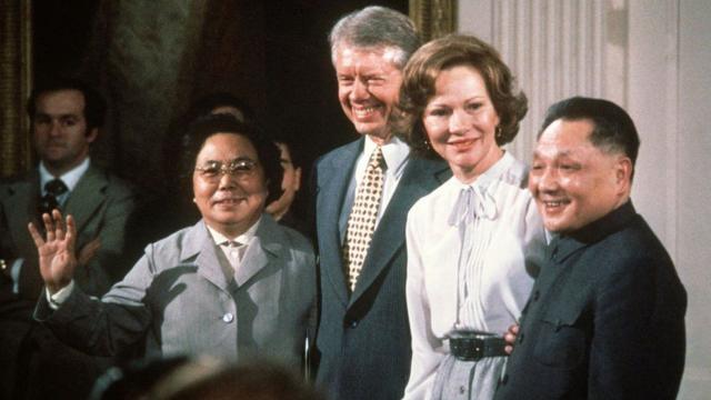 1979年1月31日,中国领导人访问美国。从左到右:邓小平的妻子卓琳、卡特总统、第一夫人罗莎琳、中国领导人邓小平。