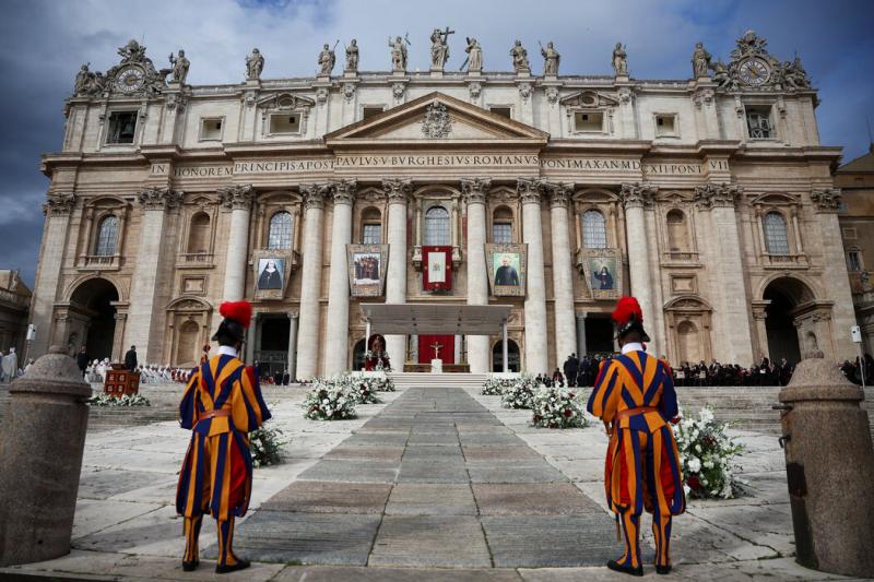 瑞士卫兵在梵蒂冈圣彼得大教堂站岗。教宗方济各于2024年12月24日在圣彼得大教堂宣布禧年的开始。