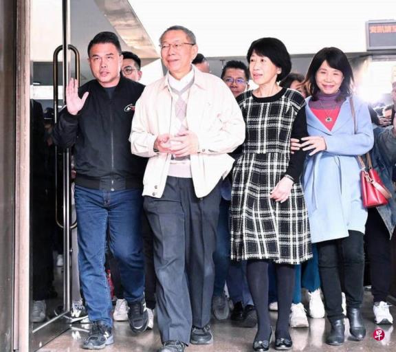 柯文哲交保获释步出法院 全程面带微笑