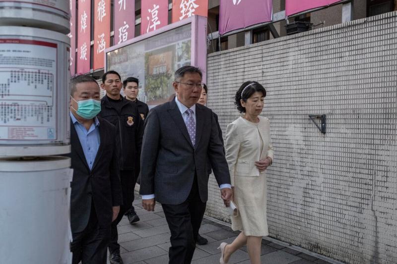 柯文哲(中)在台湾总统大选期间,摄于今年1月。