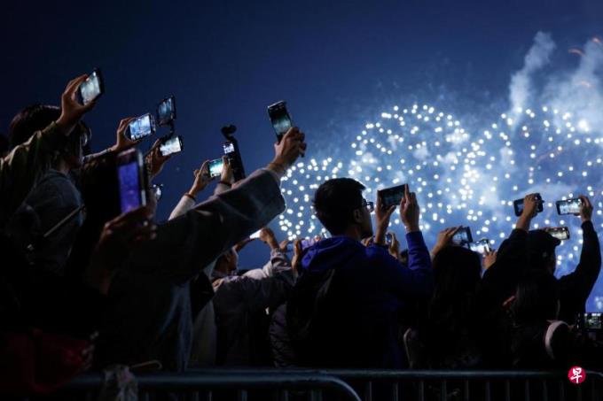 【图集】香港跨年烟花汇演 逾40万人观赏