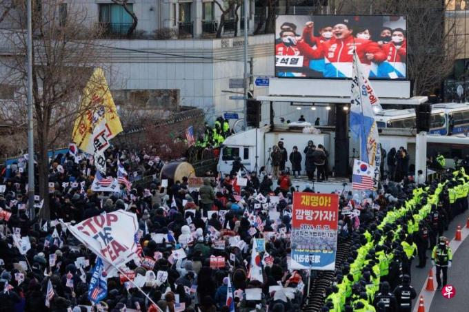 公调处对尹锡悦执行逮捕令遇阻 与官邸内军警发生对峙