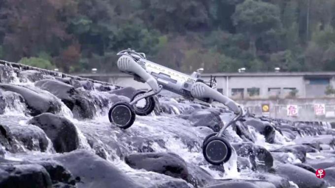 中国初创公司发布机器狗 可载人翻山越岭