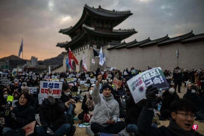 韩国总统拒捕政治危机难解