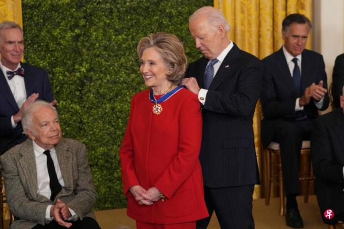 拜登向珍古德希拉莉等人颁发总统自由勋章