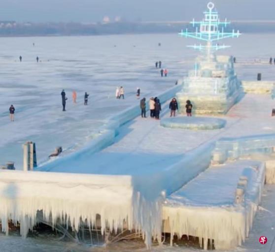 哈尔滨“冰雪辽宁舰”竣工