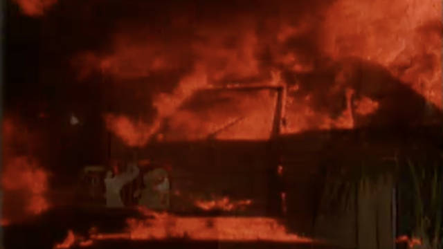 骚乱中一辆着火的汽车