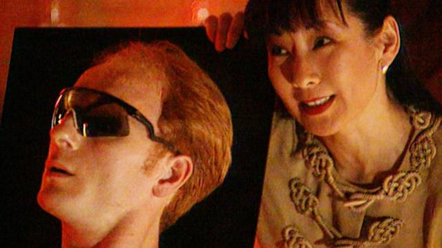 一个男人和一个女人,男人戴着墨镜